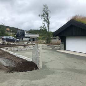 Garasje med gress på tak